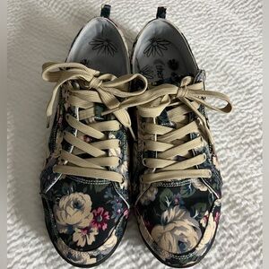 Like new Therfit tennis shoes. Womans size 10